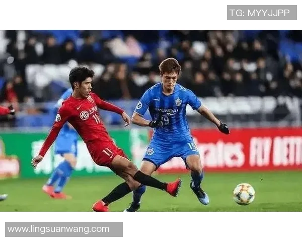 足球冈山录雉迎战横滨队激情对决展现精彩瞬间