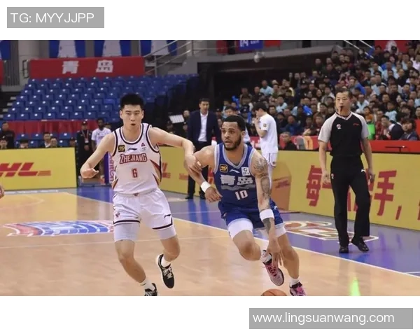 CBA青岛与浙江对决引发争议视频热议球迷观点各异分析比赛关键时刻