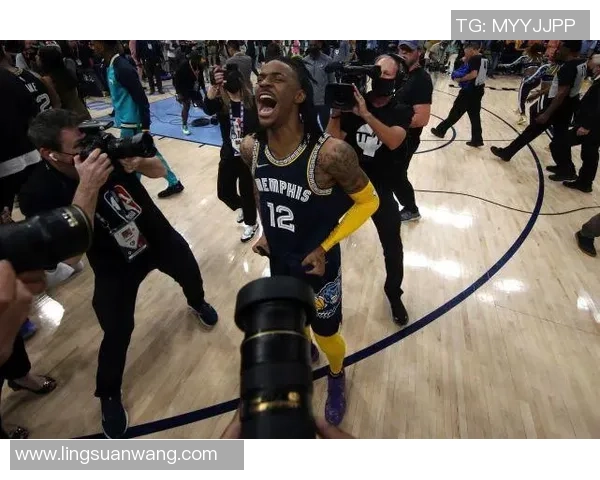 勇士与国王激战正酣18日精彩对决引发球迷热议 勇士与国王激战正酣18日精彩对决引发球迷热议